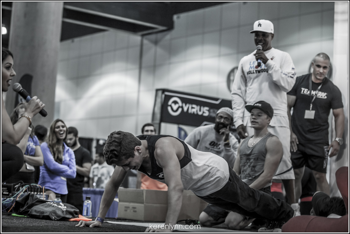 2016 FitExpo LA Push-up Contest